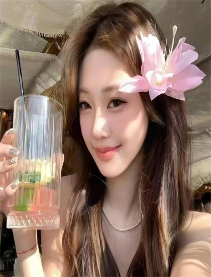 摄影技巧：《小破孩有内涵》的审美特点与艺术成就——时代特征的精准把握